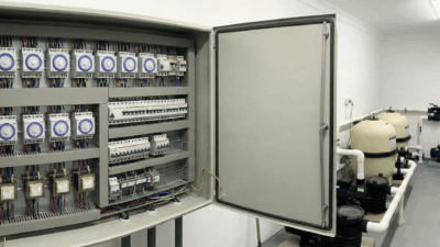 صيانة وبرمجة لوحة تحكم مسابح في الكويت - عالم الأضواء.